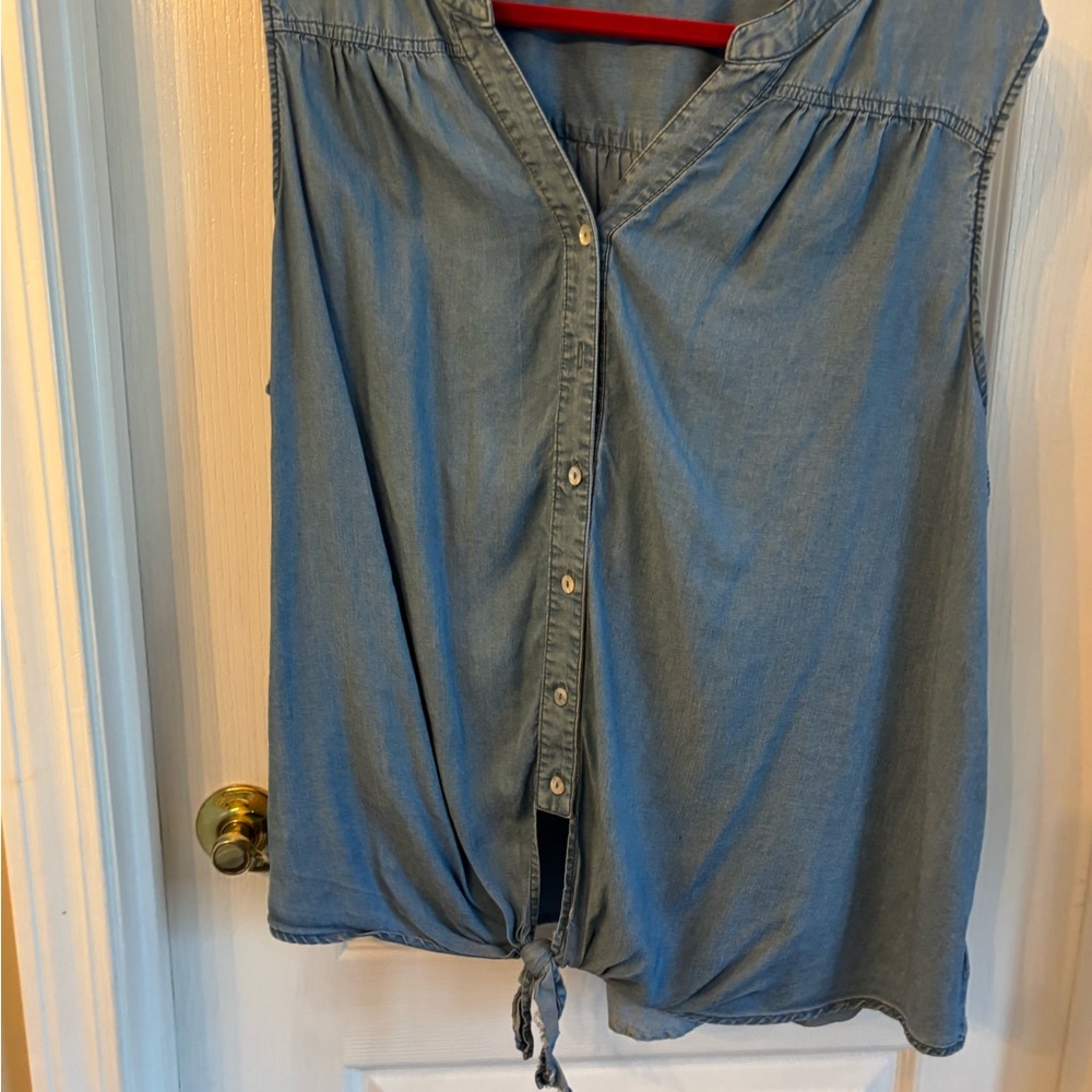 Crown & Ivy Light Blue Sleeveless Button-Down Shirt